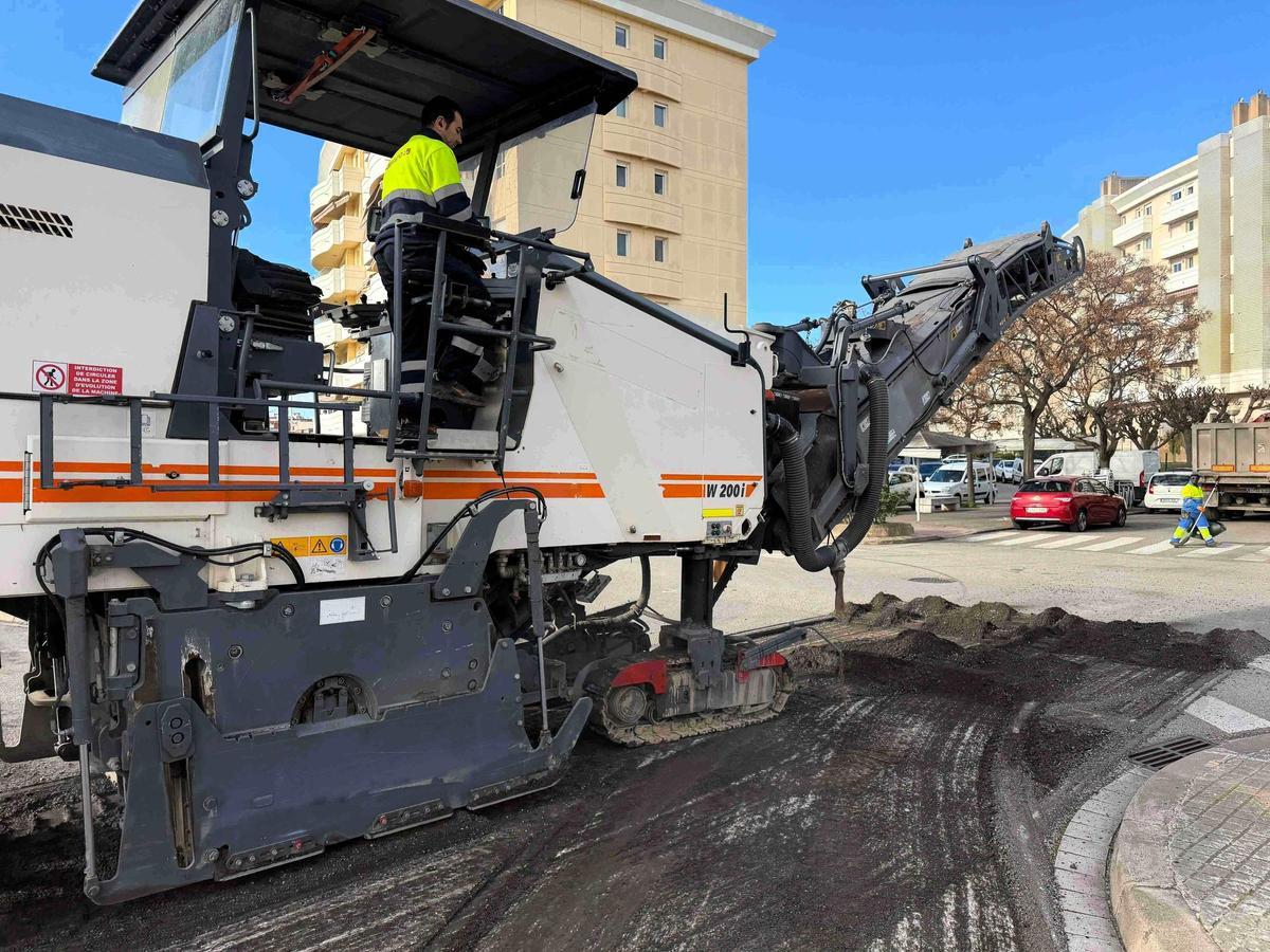 Trabajos de asfaltado en la Travessera de Montigalà de Badalona