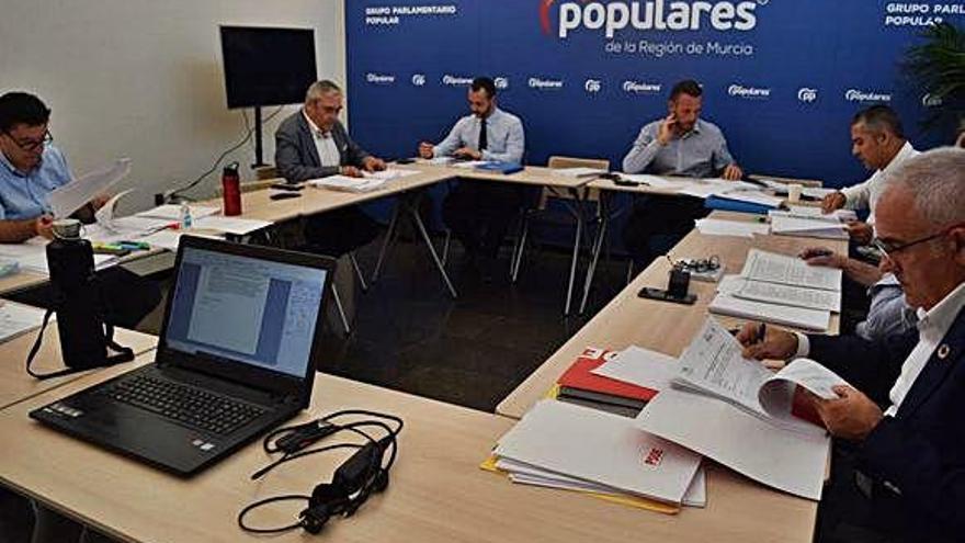 Reunión de trabajo entre los grupos parlamentarios del PP, PSOE y Cs.