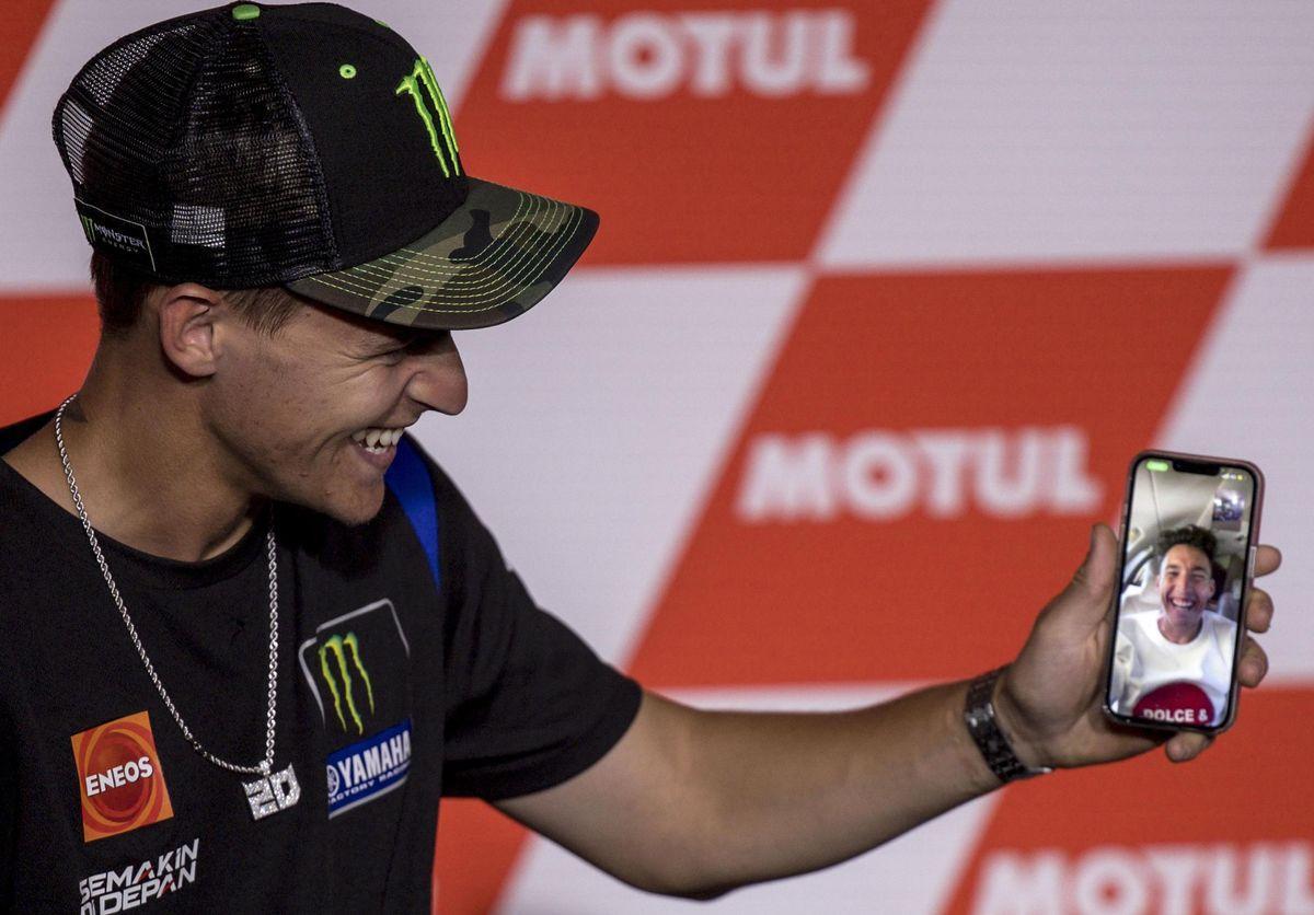 Fabio Quartararo habla, hoy, en la sala de prensa, con su amigo Aleix Espargaró, que le llamó a su móvil.