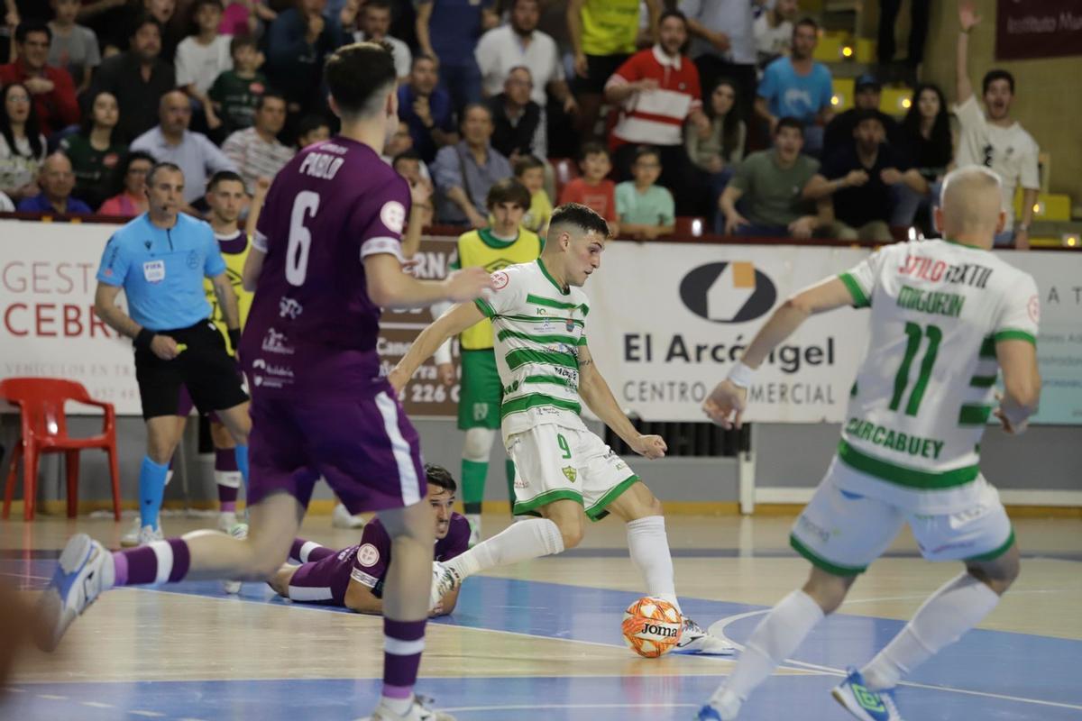 Viana conduce el balón en el encuentro contra el Santa Coloma.