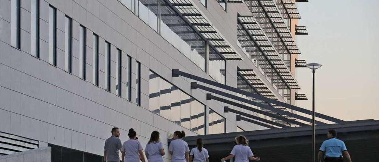 Trabajadores a la entrada del nuevo edificio de hospitalización del CHUO. // Jesús Regal