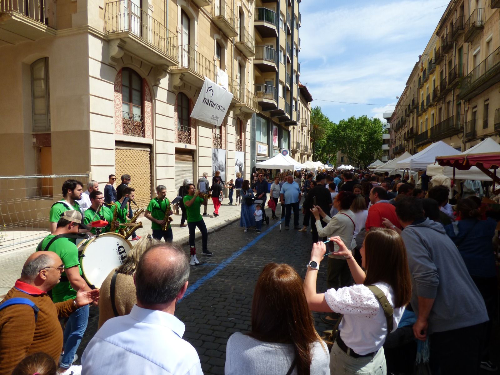 Figueres bull de gent amb les fires de carrer del Menestral