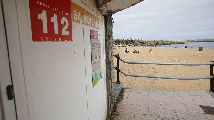 El puesto de salvamento en la playa de Luanco, ayer, vacío.