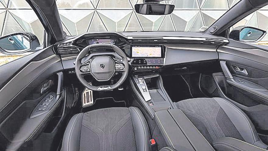 El interior del nuevo Peugeot 308 es refinado. El volante también es de nuevo diseño, con la parte de arriba y la de abajo achatada, con un formato que gusta por su tacto y por su dirección.