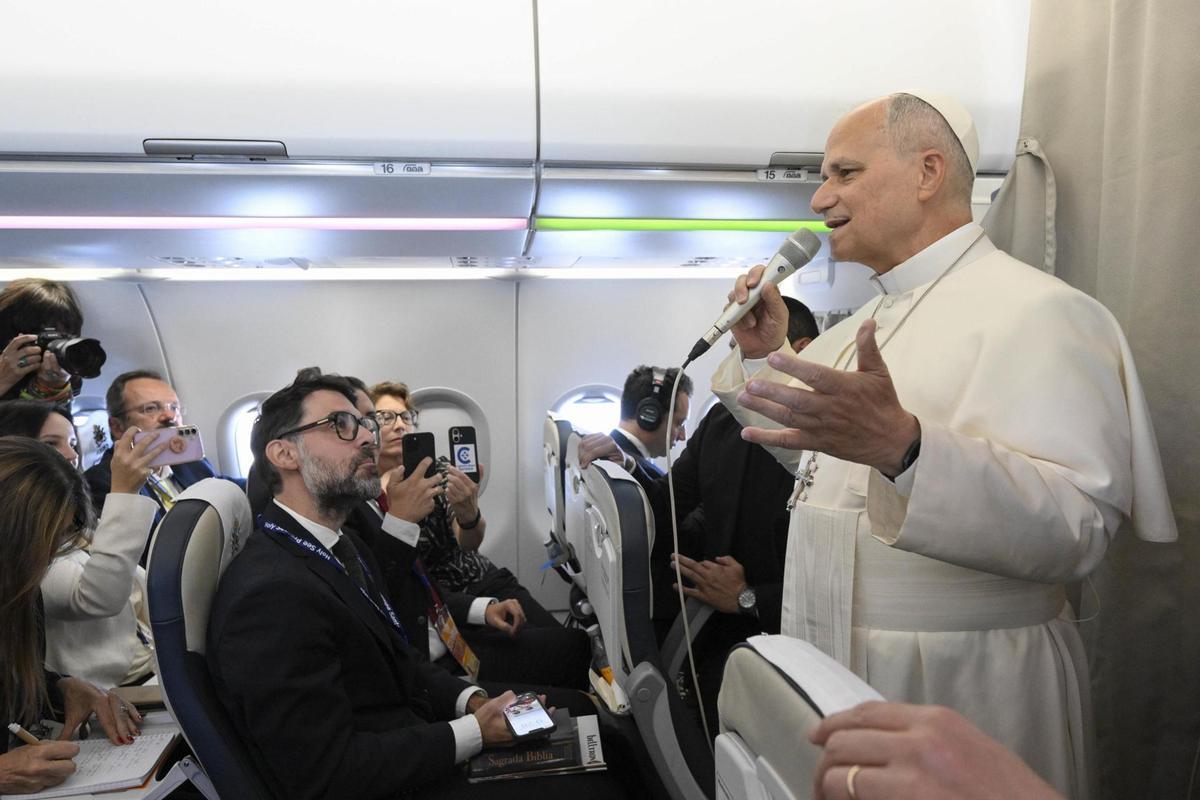 El Papa León XIV habla con periodistas a bordo del vuelo papal de Roma a Madrid, el 6 de junio de 2026, con motivo de su viaje apostólico a España.