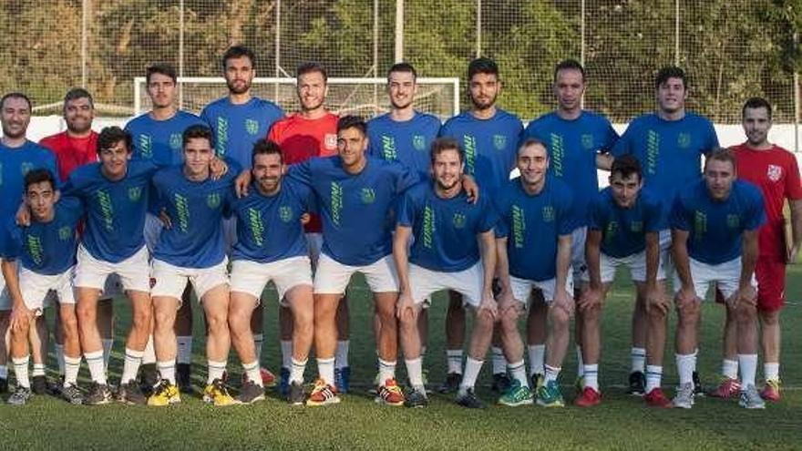 Cuerpo técnico y plantilla del Velle..// Brais Lorenzo