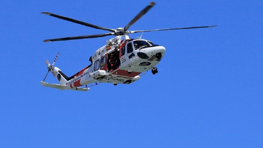 Evacuan al hospital Can Misses de Ibiza a los dos tripulantes de un catamarán hundido