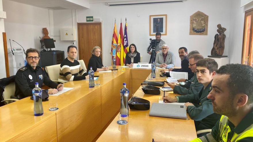 Asistentes a la Junta local de Seguridad celebrada en Fomentera