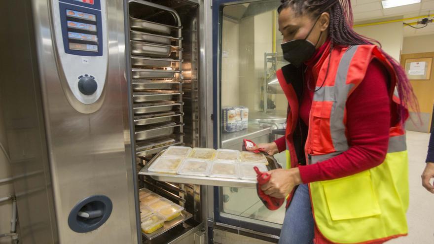 Alicante Gastronómica prepara más de 3.000 menús a la semana para personas sintecho