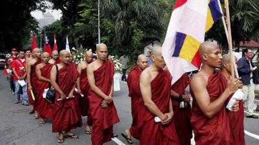 Foto de archivo de algunos monjes birmanos que lideran una manifestación pacífica delante de la Embajada de Japón en Kuala Lumpur, Malasia. Los manifestantes se reunieron delante de la Embajada de japón para rendir tributo al desaparecido fotógrafo de prensa japonés Kenko Magai muerto a tiros por un soldado birmano. Los manifestantes siguieron hacia las Embajadas de China y Rusia.