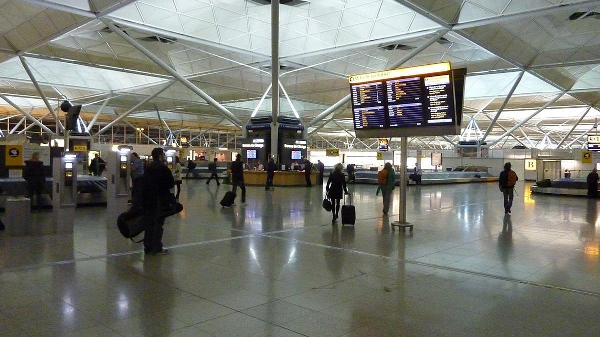 El aeropuerto londinense de Stansted, donde impidieron en embarque a Ibiza