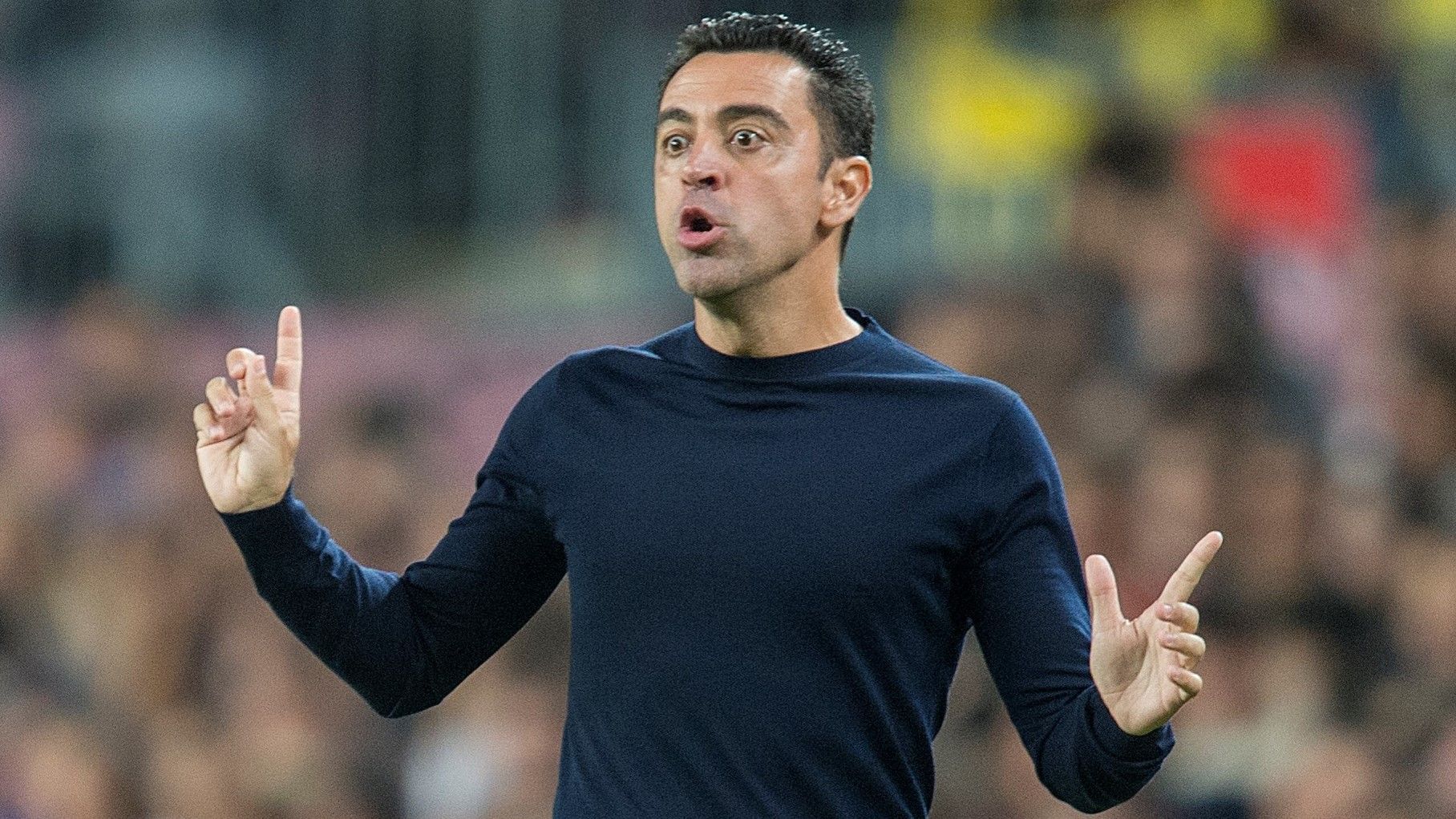 Barcelona. 20.10.2022. Deportes. Xavi dirigiendo desde la banda durante el partido de liga entre el FC Barcelona (Barça) y el Villarreal. Fotografía de Jordi Cotrina