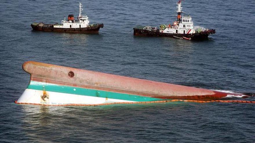 Vista aérea de las labores de búsqueda y rescate de las víctimas del naufragio del buque &quot;Princess of Stars&quot;, de unas 24.000 toneladas y propiedad de la naviera filipina Sulpicio Lines, que se hundió el pasado sábado en la región central de Filipinas con más de 800 personas a bordo a causa del tifón que azotó el archipiélago. Las víctimas mortales del naufragio fueron halladas flotando en varios de los compartimentos después de que los buzos de la Armada y del servicio de Guarda Costas consiguieran abrir boquetes en el casco y localizaran aberturas para penetrar en el transbordador de siete plantas. Los buceadores encontraron hoy decenas de cadáveres y ningún superviviente en el interior de buque. EFE/Dennis M.Sabangan