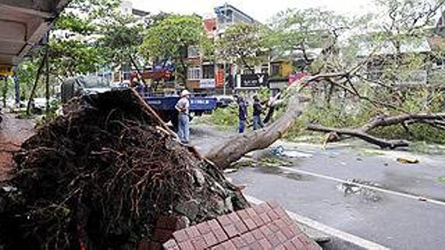 El supertifón &#039;Haiyan&#039; llega debilitado a Vietnam y China