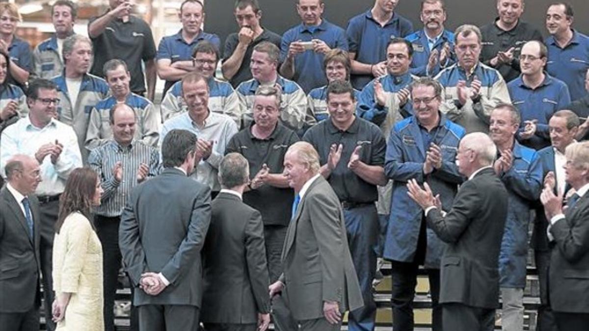 Trabajadores de la factoría de Mercedes Benz aplauden al Rey, ayer, en Vitoria, cuando se dispone a posar para una foto de recuerdo.