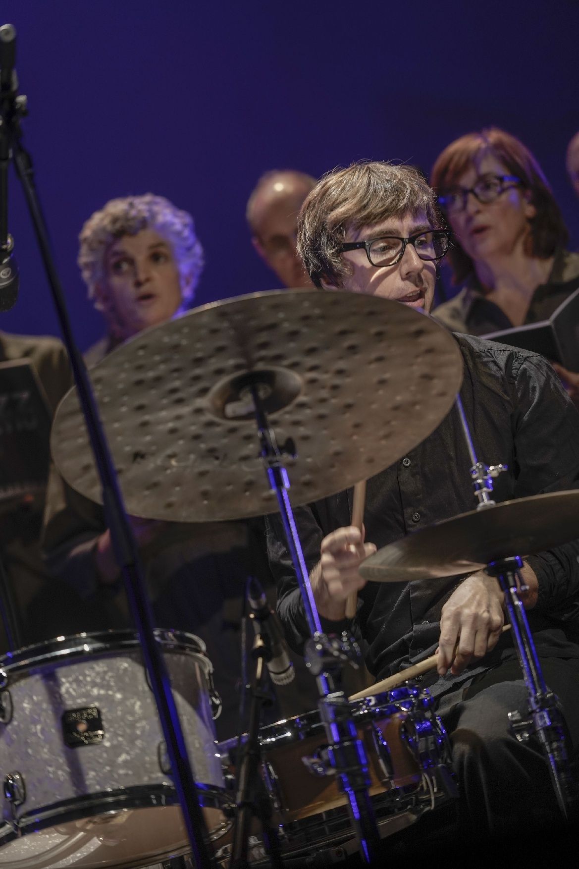 La coral Escriny i el grup Odd Trio sedueixen el Kursaal a ritme de jazz