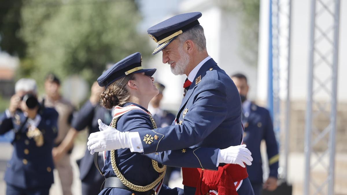 Leonor y Felipe VI se funden en un abrazo tras la imposición de la Gran Cruz del mérito aeronáutico
