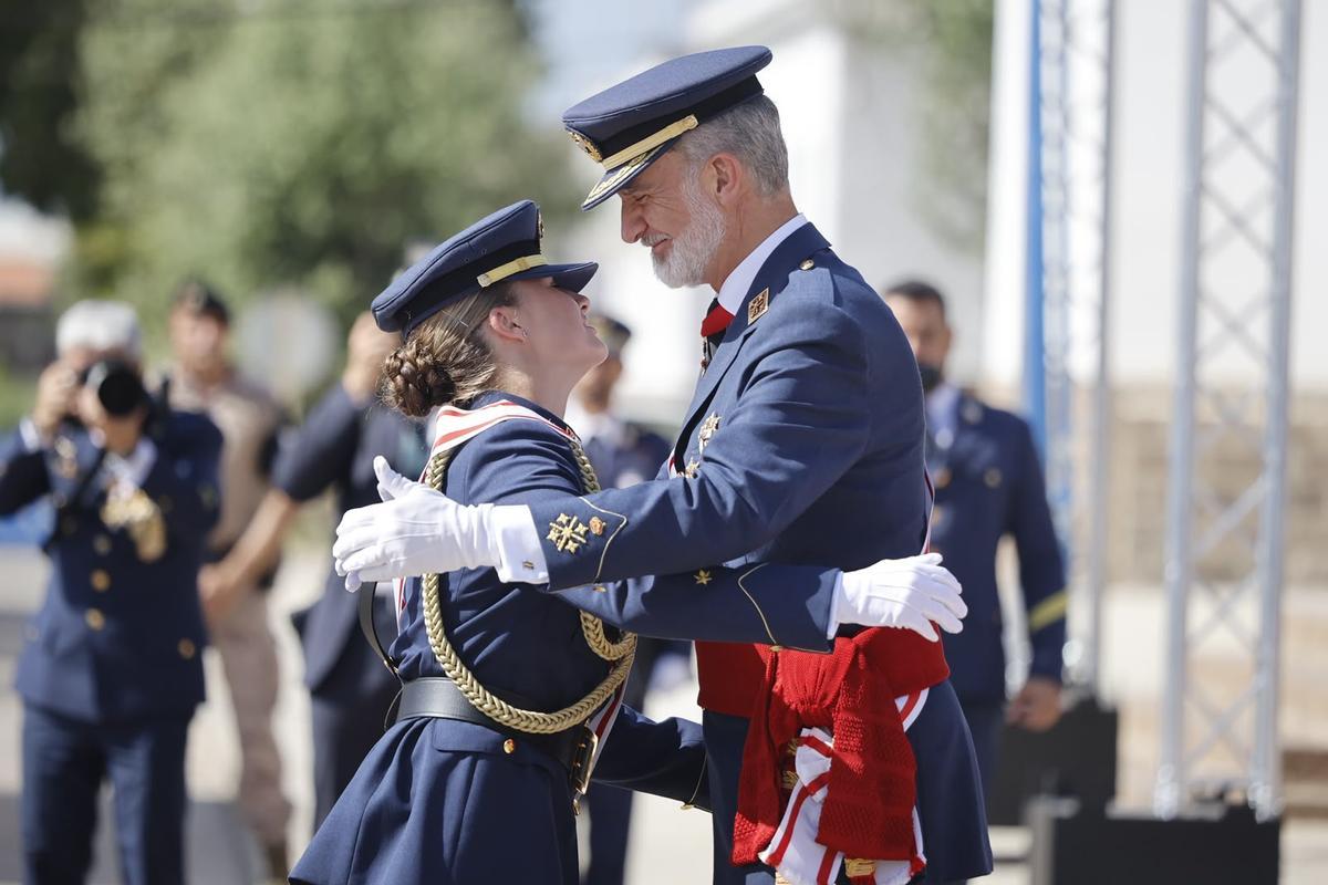 Leonor y Felipe VI se funden en un abrazo tras la imposición de la Gran Cruz del mérito aeronáutico
