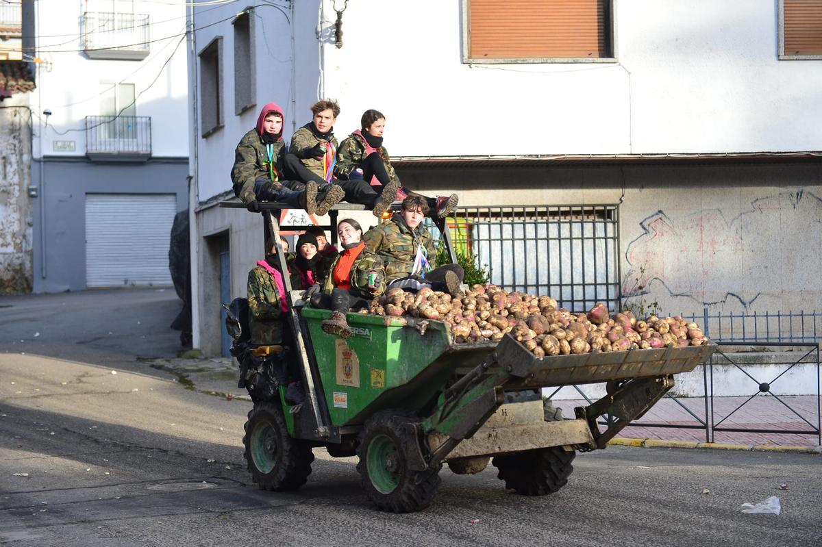 Fotogalería | Lluvia de nabos en Piornal para el Jarramplas
