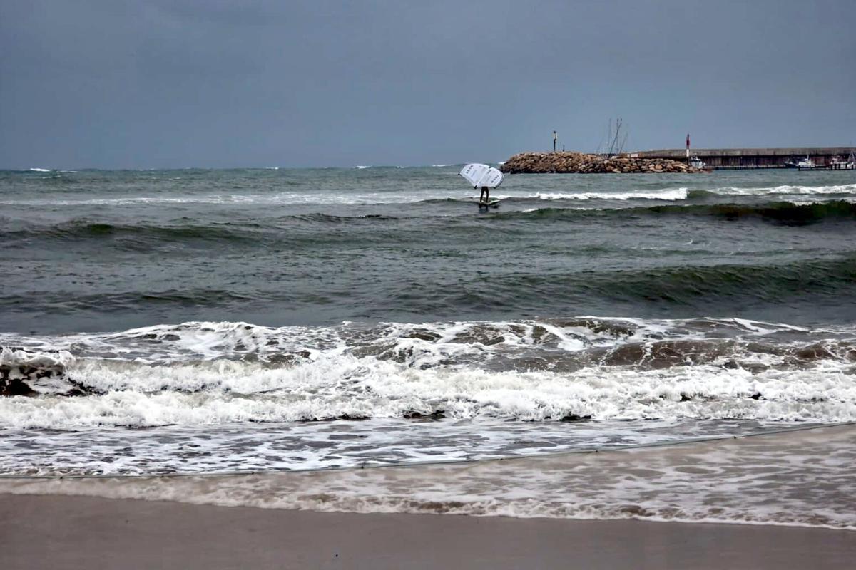 La llevantada va prenent força aquest dilluns i ja acumula quantitats de precipitació superiors als 70 litres a l'Empordà i onades de més de quatre metres a la Costa Brava.