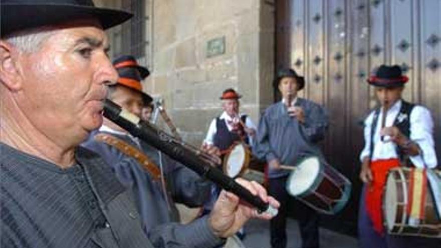 El Martes Mayor reúne a miles de personas en las calles placentinas