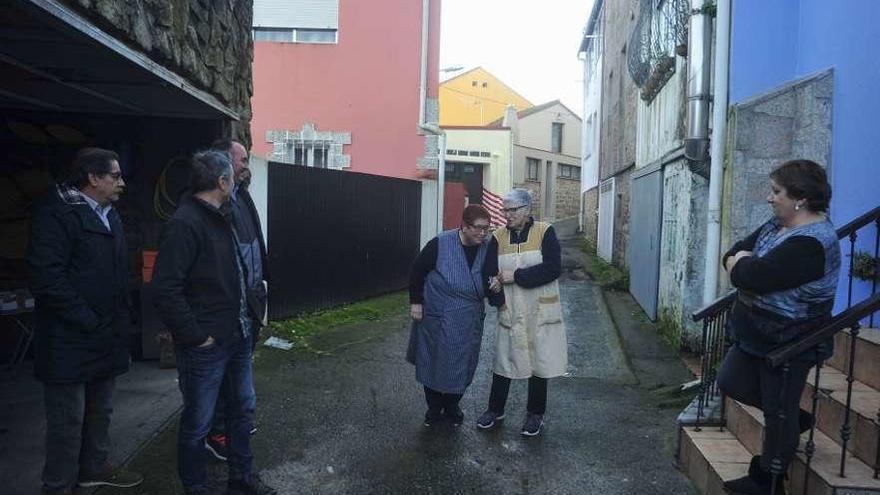 Vecinos de rúa Carrabouxo, en el barrio vilagarciano de Vilaboa. // Iñaki Abella