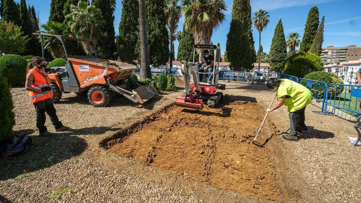 Dos máquinas y otras tantas arqueólogas trabajan sobre el primer terreno a excavar.