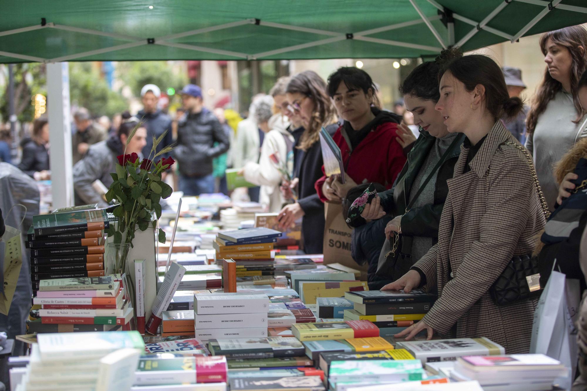 Sant Jordi en Palma revive tras la lluvia