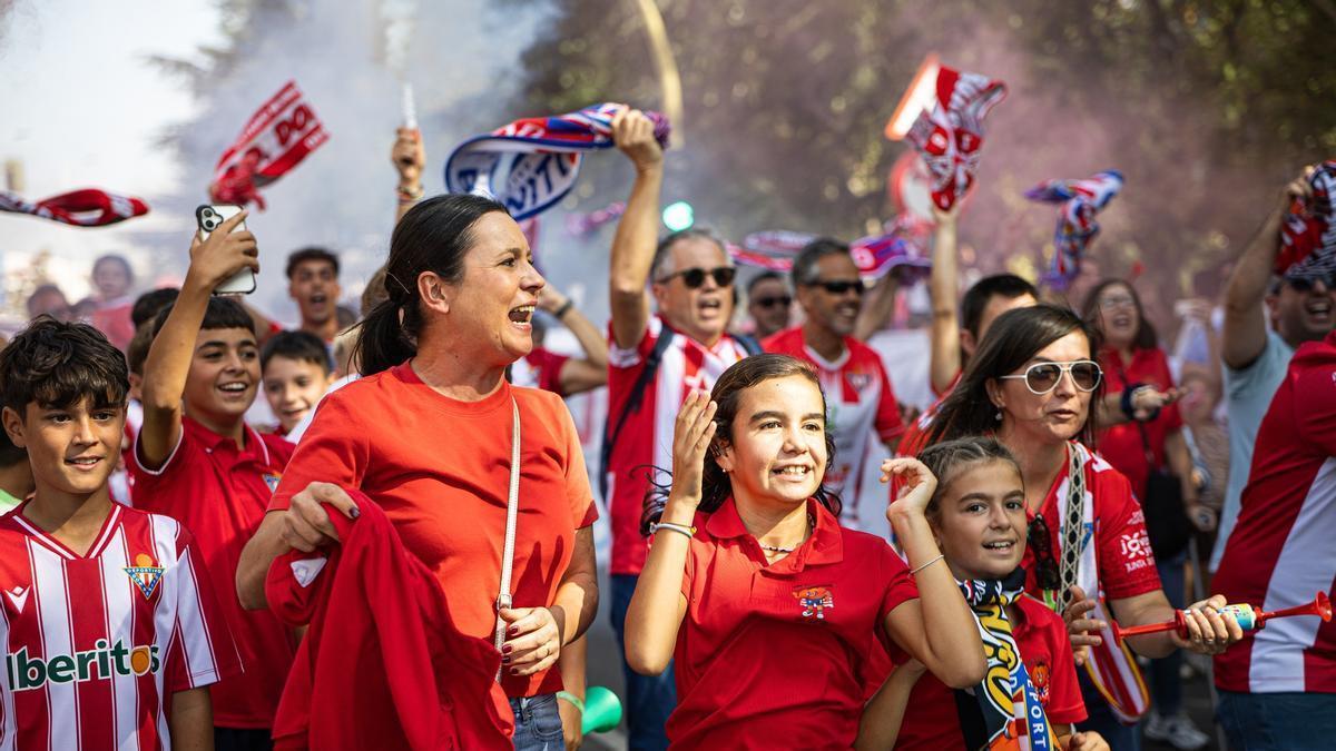 Aficionados del Don Benito, antes de un partido de esta temporada.