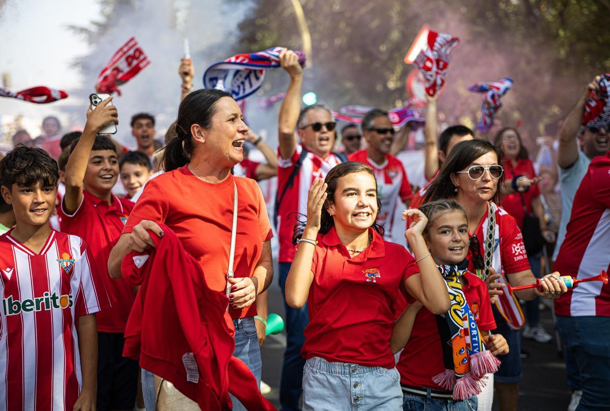 Aficionados del Don Benito, antes de un partido de esta temporada.