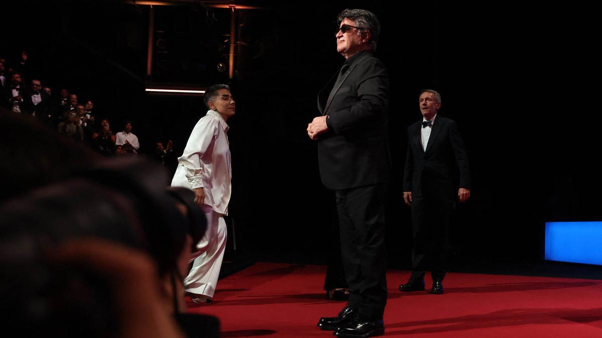 El director, guionista y productor iraní Jafar Panahi celebra tras ganar la Palma de Oro por la película Un simple accidente.