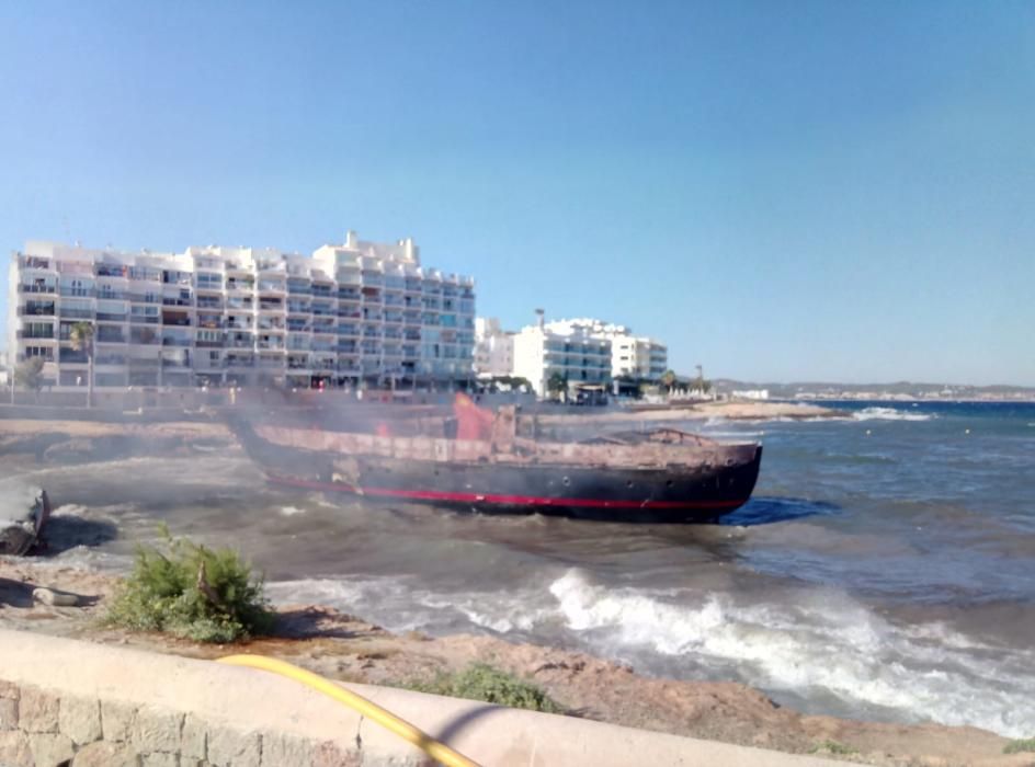 Arden dos barcos enfrente de la costa de Ibiza