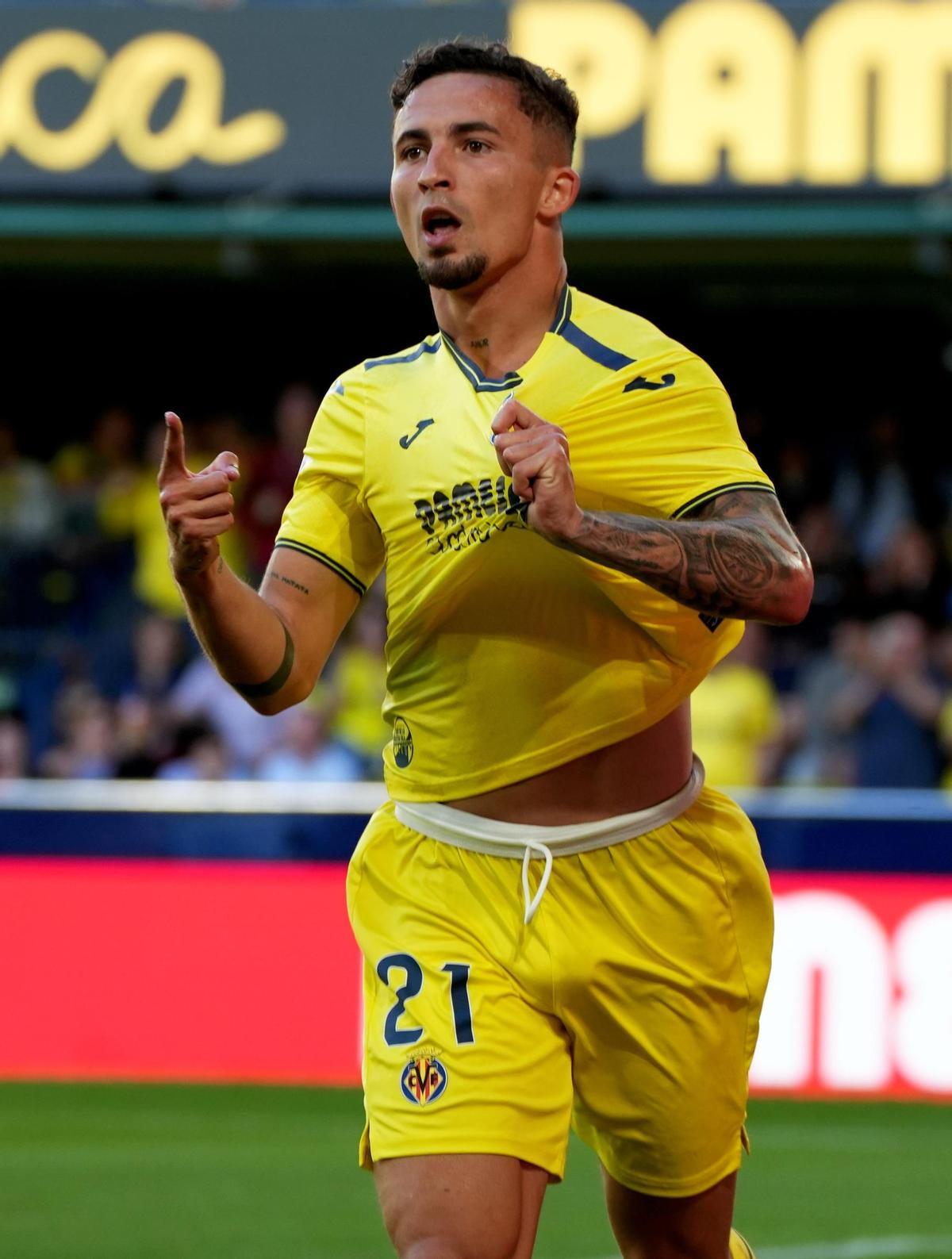 Yeremy Pino muestra el escudo del Villarreal tras marcarle al Espanyol.