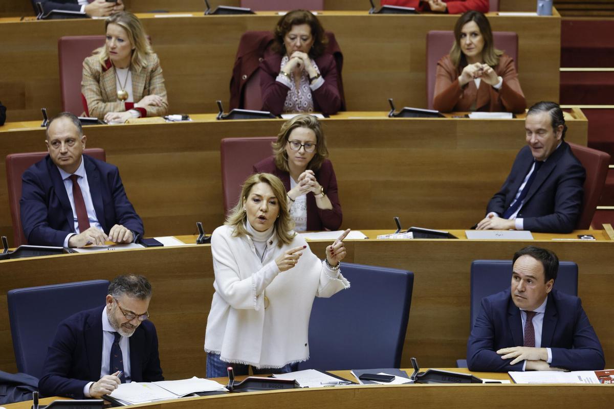 El president de la Generalitat, Juanfran Pérez Llorca (1 fila, d), y la vicepresidenta primera y consejera de Vivienda, Empleo, Juventud e Igualdad de la Generalitat valenciana, Susana Camarero (1 fila, c), durante una sesión de control, en Les Corts Valencianes, a 5 de marzo de 2026, en Valencia, Comunidad Valenciana (España). Llorca, responde en su primera sesión de control en Les Corts Valencianes a preguntas sobre las adjudicaciones de viviendas de protección pública (VPP) tras la polémica de la promoción Les Naus de San Juan de Alicante, así como al hecho de "mantener el mismo gobierno" que su antecesor, Carlos Mazón, y sobre el cumplimiento de sus compromisos de Gobierno. 05 MARZO 2026;CORTES VALENCIANAS;PARLAMENTO Rober Solsona / Europa Press 05/03/2026. Juanfran Pérez Llorca;Susana Camarero;Rober Solsona;category_code_new