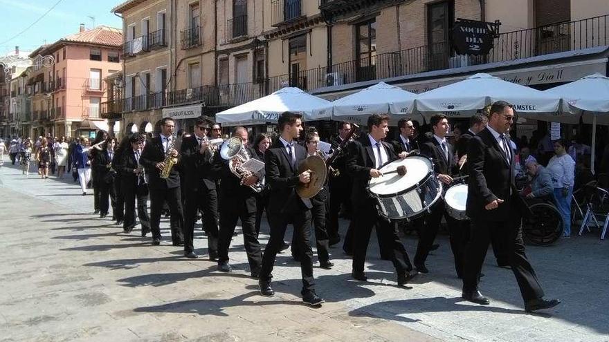 La Banda de Música La Lira abre el desfile por las calles de la ciudad.