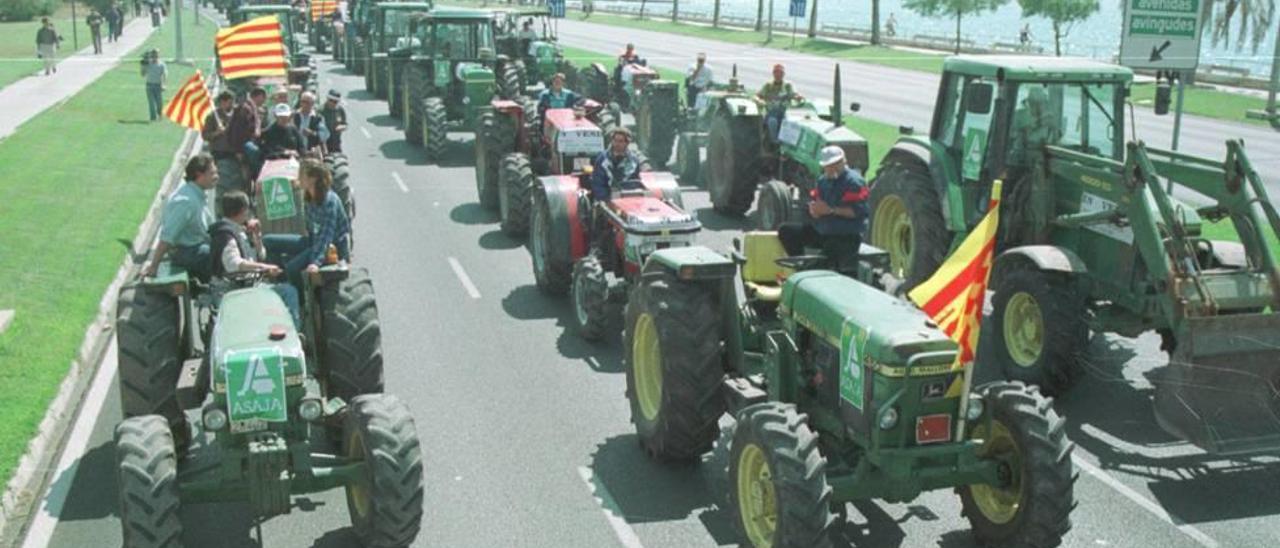 Tractorada en el Paseo Marítimo contra el Govern del primer Pacto.