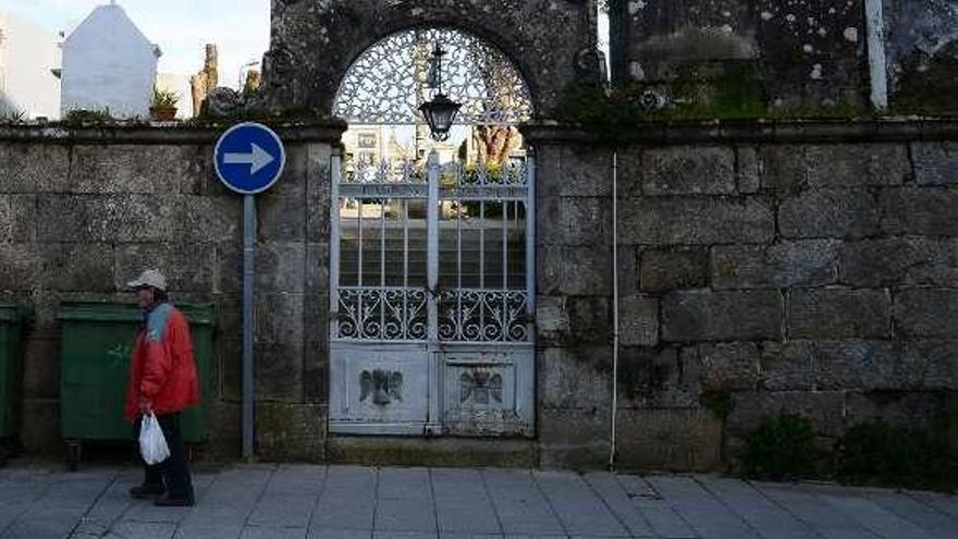 El camposanto del centro de Cangas, cerrado. // Gonzalo Núñez