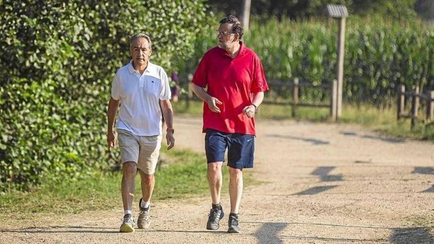 El president en funcions passeja amb José Benito Suárez durant les vacances a Pontevedra.