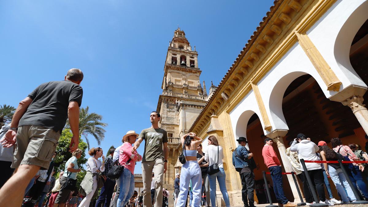 El cielo se mantendrá poco nuboso este domingo en Córdoba. En la imagen, colas para ver la Mezquita-Catedral, ayer sábado.