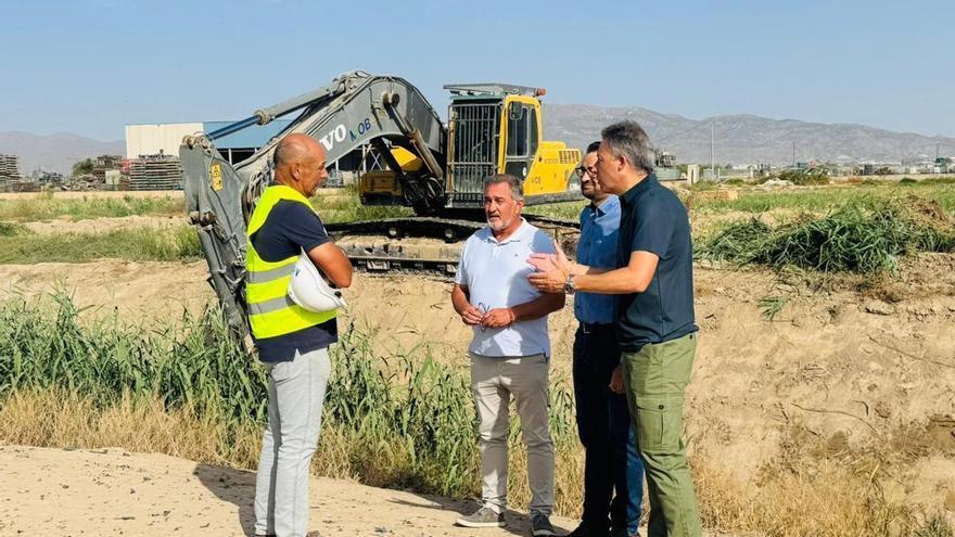 Retiran 400 toneladas de restos de maleza de la rambla de Biznaga