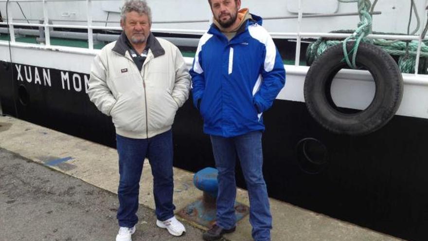 José Manuel Gallardo García y su hijo José Manuel Gallardo Pernía, ayer, en el muelle pesquero de Avilés.