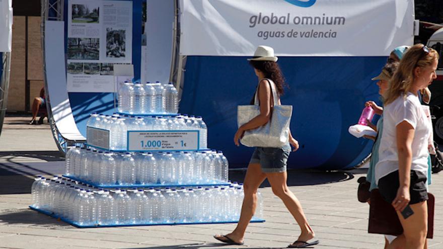 El consumo de agua del grifo evita el plástico de las botellas.