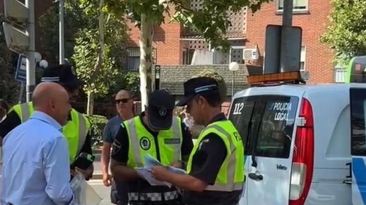 Foto de archivo de Pedro Muriel junto a la Policía Local de Cáceres.