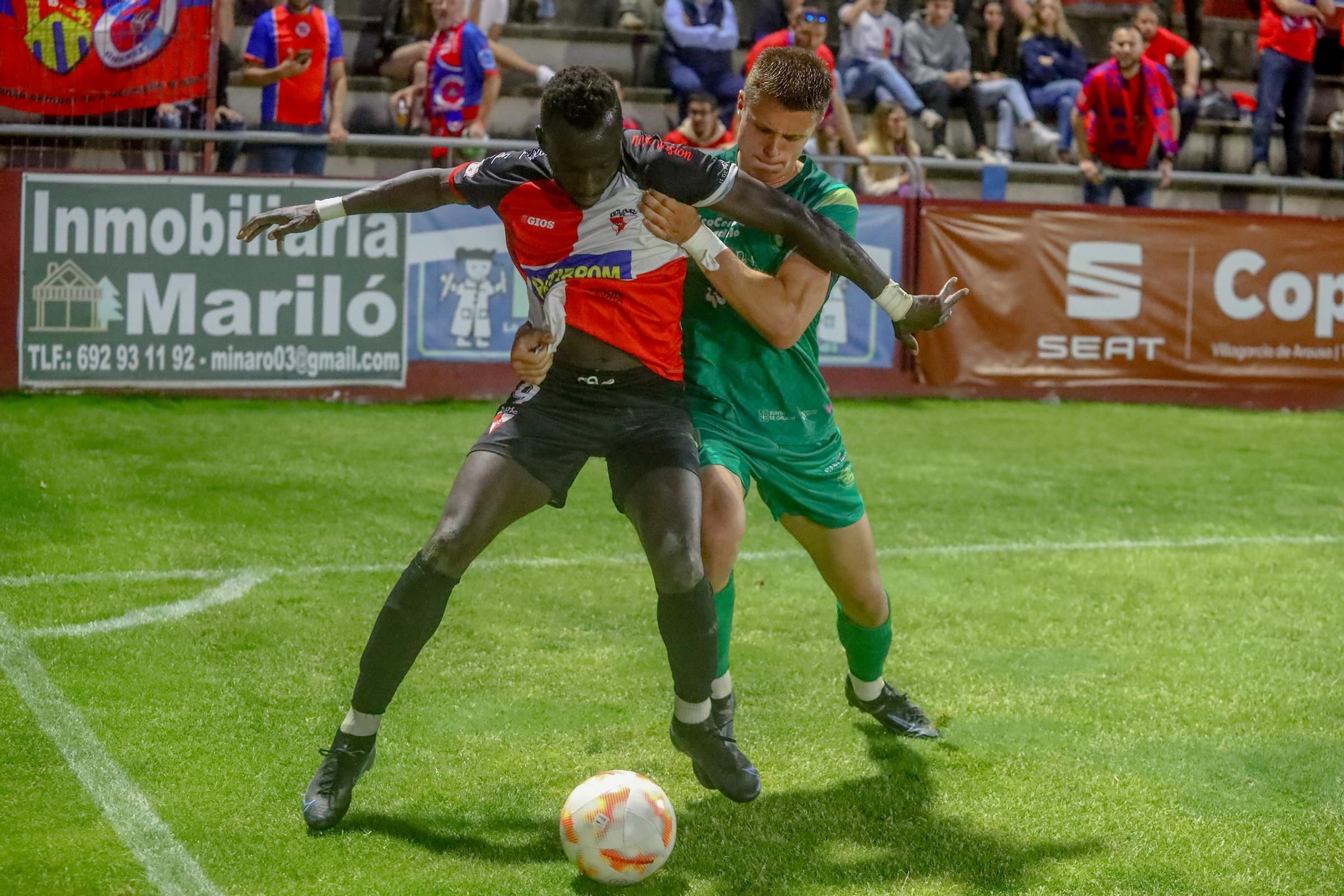 A Lomba vive una fiesta del fútbol con final feliz para el Arosa ante la UD Ourense (3-0)