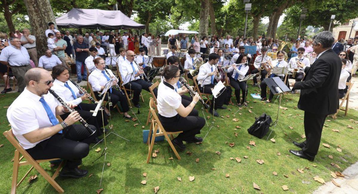 La Banda de Música de Marín ofreció un concierto ante el monasterio. | GUSTAVO SANTOS