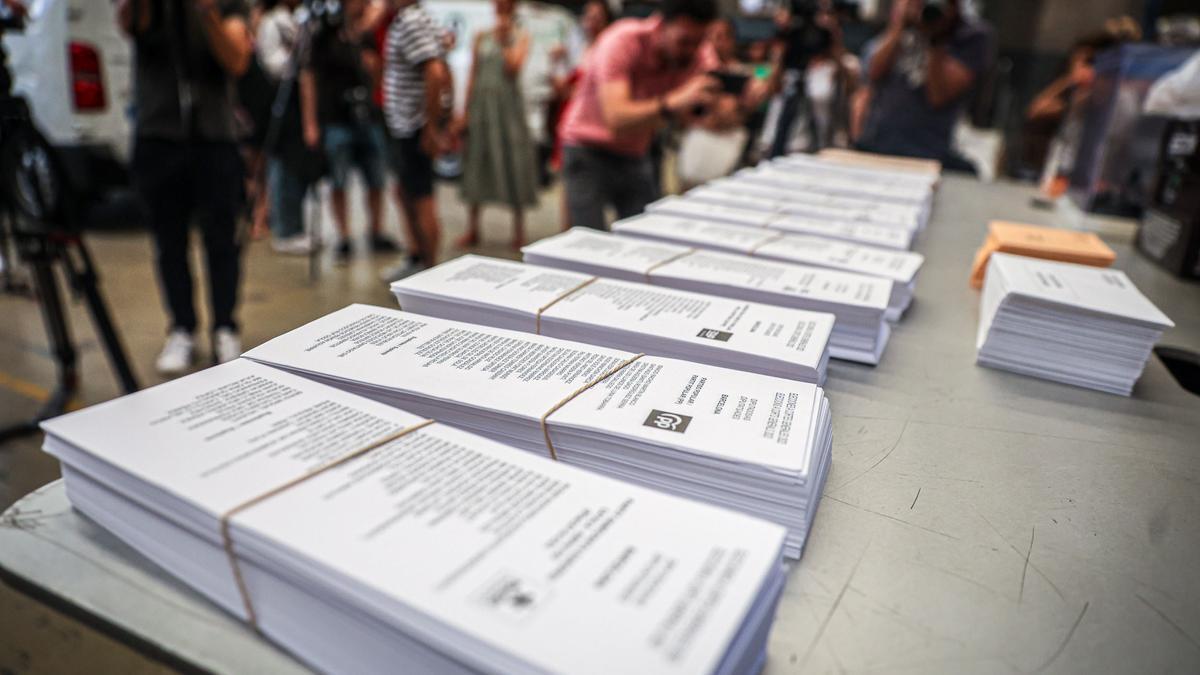 Colocación de las urnas y papeletas para las próximas Elecciones Generales del 23 de Julio.