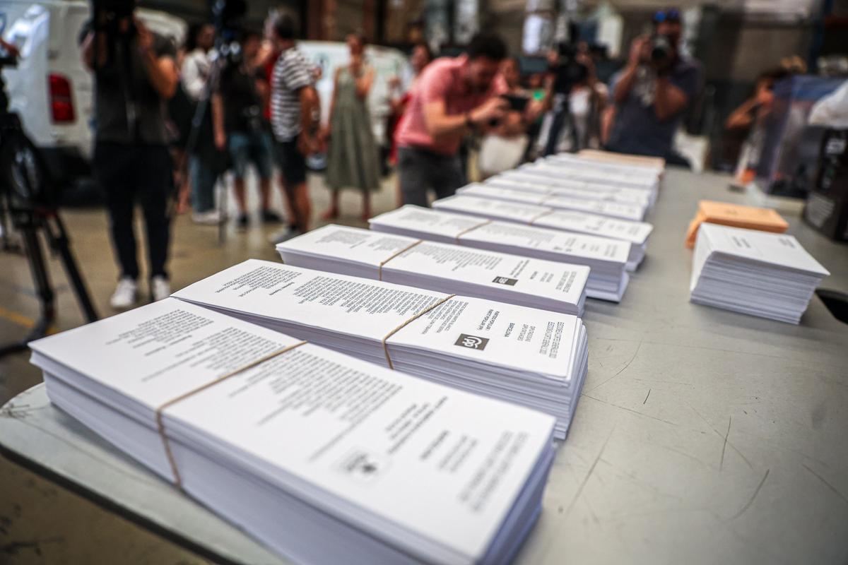 Colocación de las urnas y papeletas para las próximas Elecciones Generales del 23 de Julio.