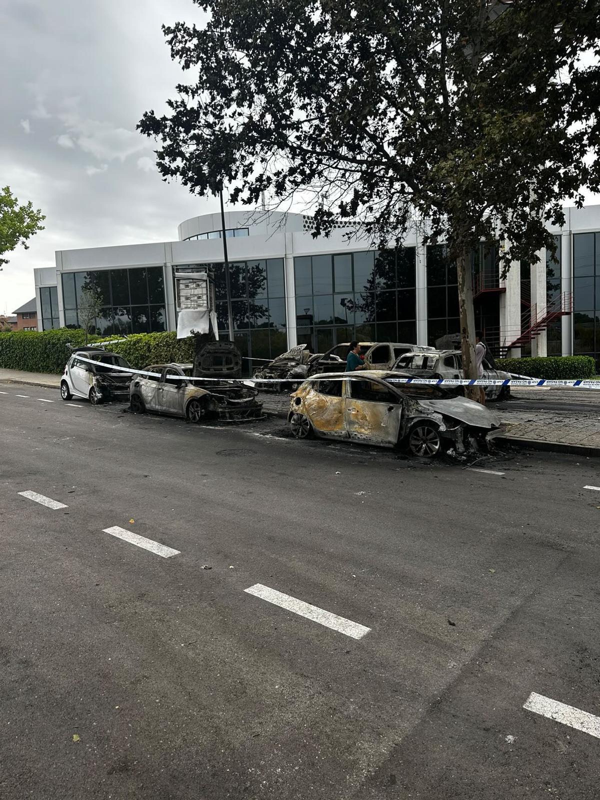 Gran incendio: seis coches arden en El Paular