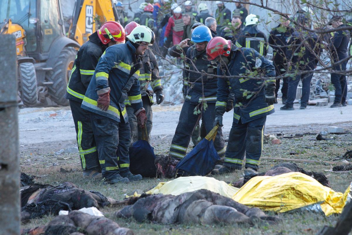 Almenys 48 morts en un atac rus contra un poble de Khàrkiv