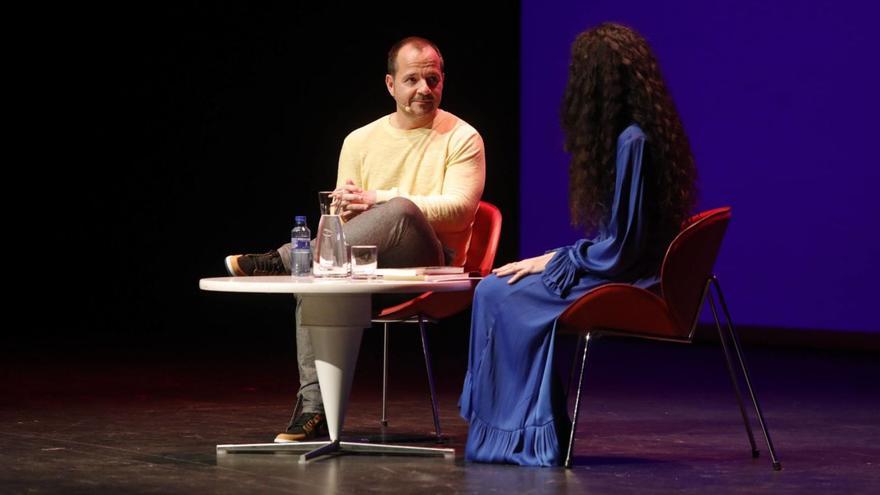 Ángel Martín y Cristina San José, ayer, en plena conversación durante la celebración del ciclo Palabra en el auditorio del Centro Niemeyer. | Ricardo Solís